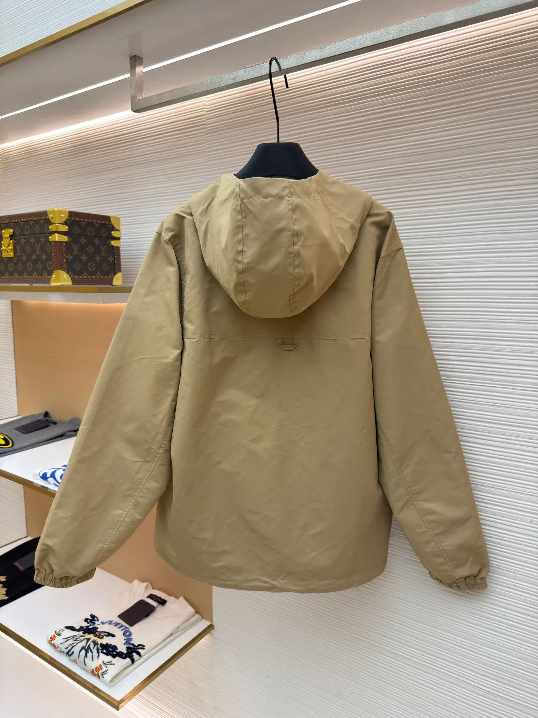 LOUIS VUITTON double-sided windproof pin jacket ●Original version: Purchased and developed for 22800 ●Item number: 1682085-C55 ●Fabric: polyester fiber fabric ●Technology: jacquard production ●Color: khaki ●Version: fitted version ●Weight: about 545 grams ●Size: 44-46-48-50 ●Description: The solid color fabric is made of nylon encrypted matt twill, and the jacquard fabric on the other side is made of 50D nylon yarn-dyed jacquard fabric. The solid color front panel is laser-burned, hand-made of white copper, with a triangular pin with logo and glossy finish. The front pocket uses a hardware keychain to hang a folding clothing tag, and the jacquard letters on the front chest placket are made of single-piece handmade It is cut manually, and all the pieces are numbered. The pockets are also cut with the original number. The fabric is relatively light and silky, and it takes time to cut accurately. It is equipped with a double-circulation puller 5# orbital zipper in the front and center. The hem and hood are worn with spiral elastic ropes with ring anti-slip buckles, square pig nose buckles with logo, and all holes are punched with hardware and logo on cloth-colored eyelets. The overall wiring is straight and delicate, the fabric is comfortable and soft, and the color is consistent without color difference. It can be matched with the same style to create a fashionable look and control various occasions. Customized accessories, complete with three standards, same style for men and women!
